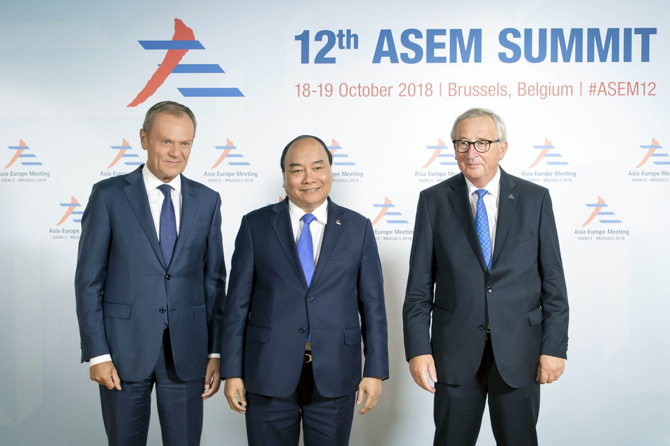  阮春福与欧洲理事会主席唐纳德图斯克（Donald Tusk）（左）和欧盟委员会主席让·克劳德（Jean-Claude）（右）合影。越通社记者 统一 摄