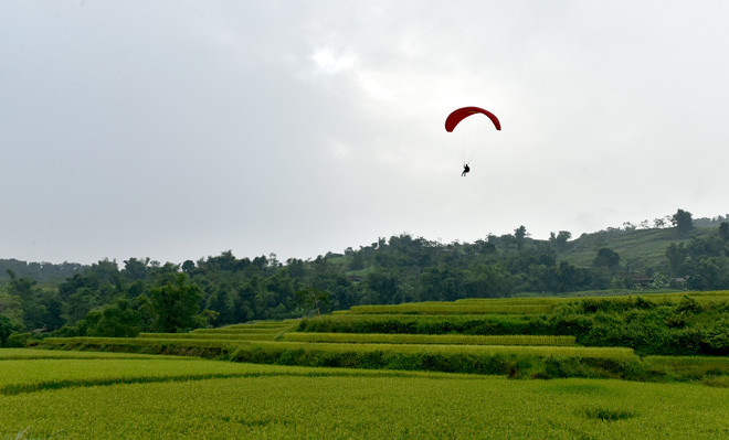 宣光省首次举行滑翔伞表演。图自http://baotuyenquang.com.vn