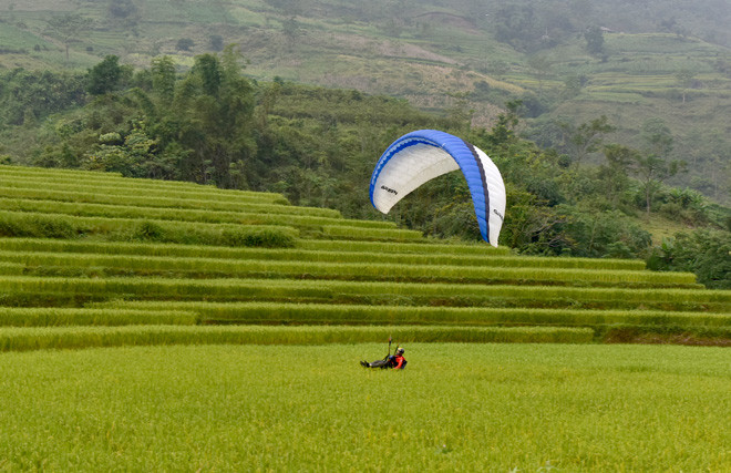 宣光省首次举行滑翔伞表演。图自http://baotuyenquang.com.vn