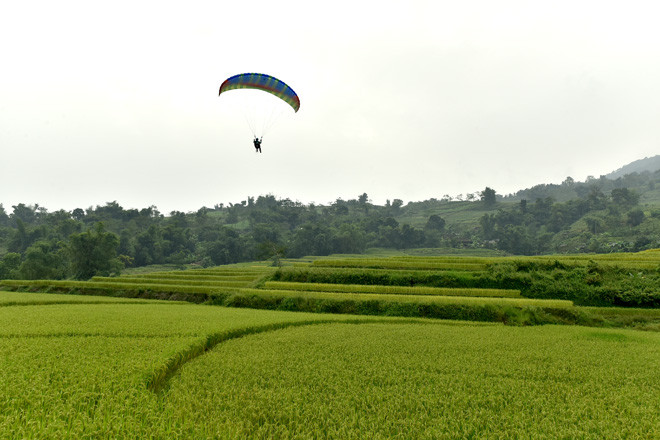 宣光省首次举行滑翔伞表演。图自http://baotuyenquang.com.vn