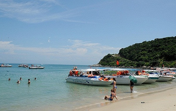 宁静浪漫的占婆岛海滩吸引很多游客。图自越南人民报