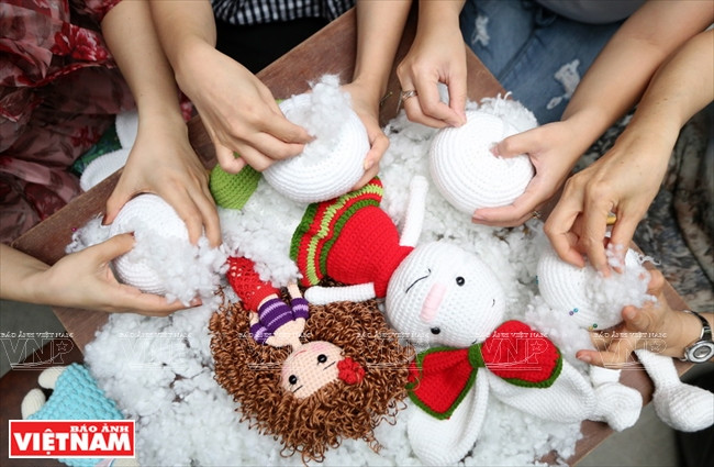 填充棉工序是出炉抢眼玩具的重要元素。图自越通社