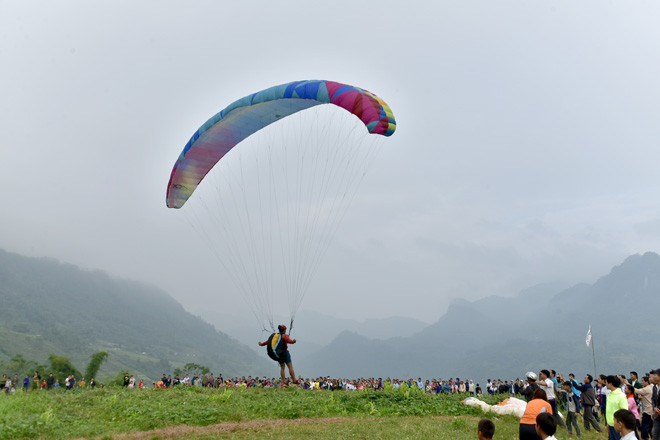 宣光省首次举行滑翔伞表演。图自http://baotuyenquang.com.vn