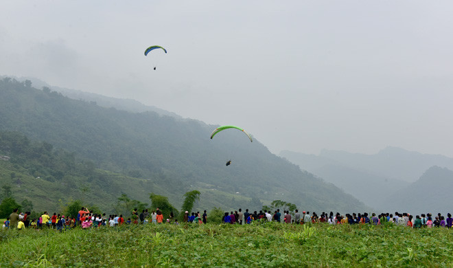 宣光省首次举行滑翔伞表演。图自http://baotuyenquang.com.vn