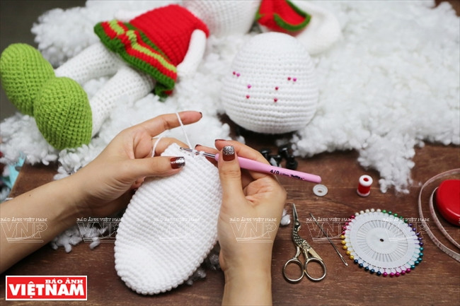 完善毛绒玩具的重要工具。图自越通社