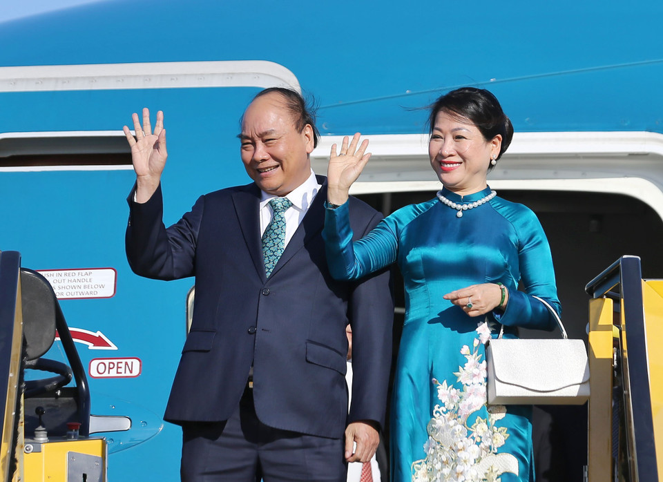 越南政府总理阮春福与夫人抵达维也纳国际机场。越通社记者 统一 摄
