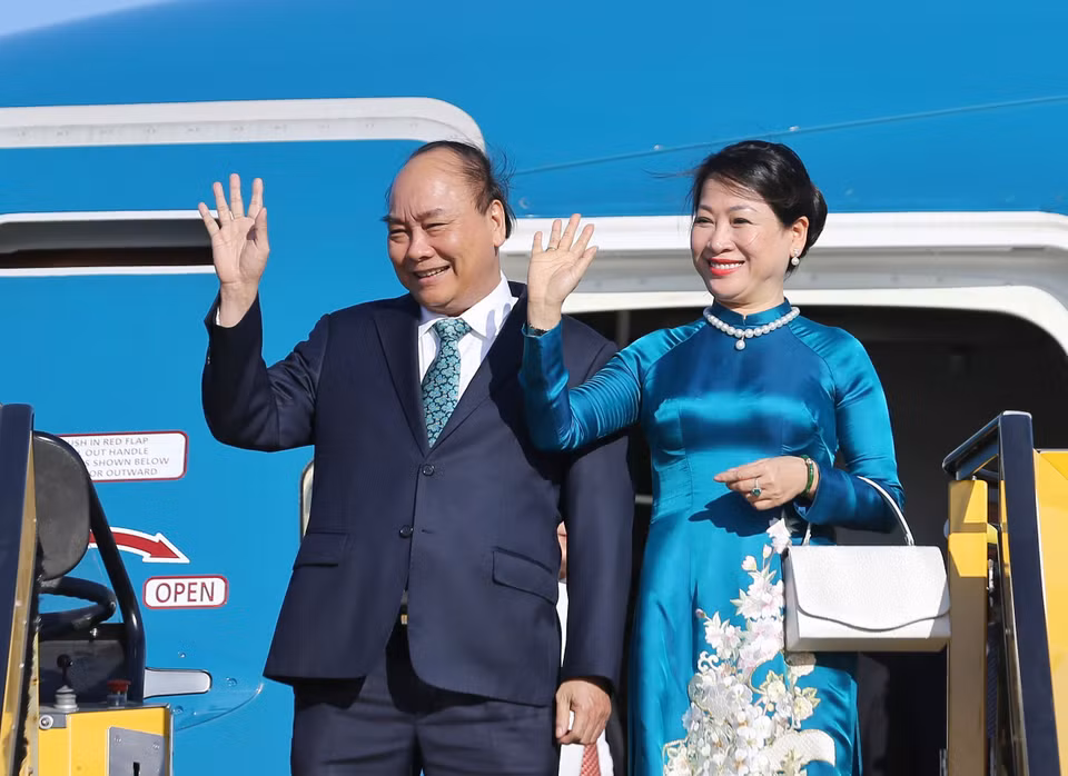 越南政府总理阮春福与夫人抵达维也纳国际机场。越通社记者 统一 摄