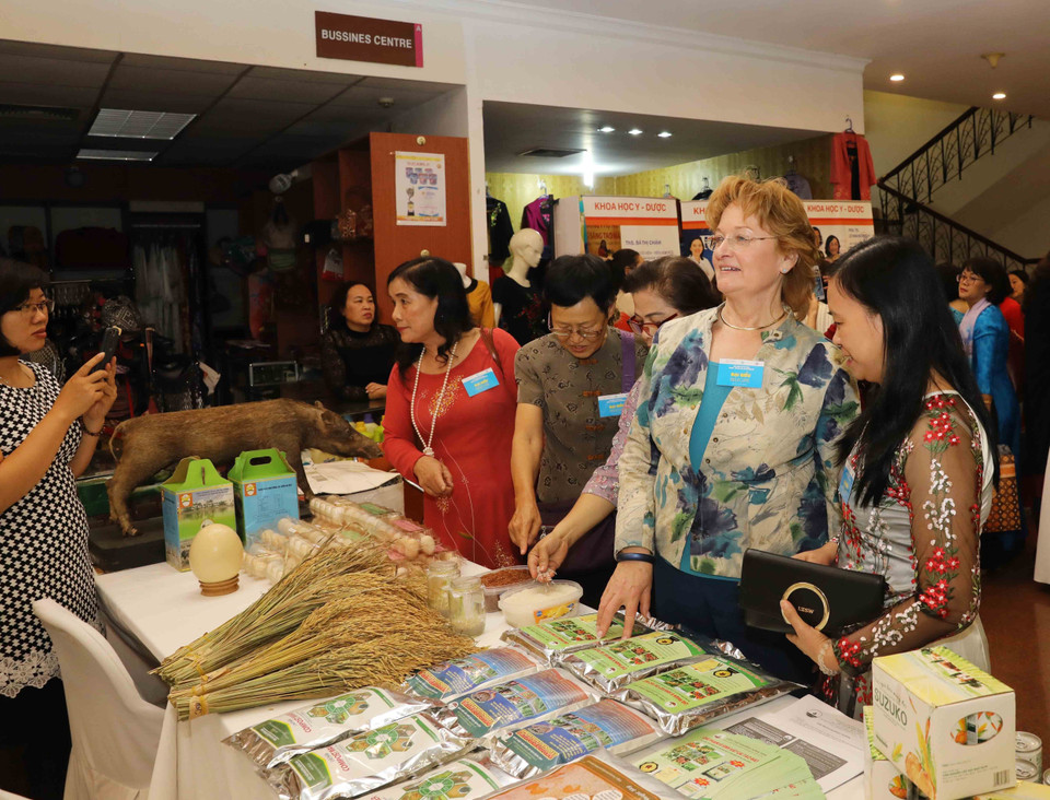 代表们参观“妇女与科学及创新”展会。（图片来源：越通社）