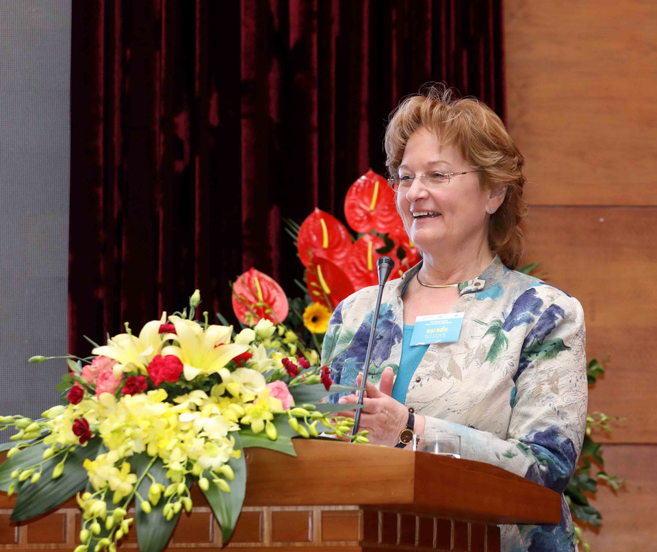 国际女科技人联络网（INWES）主席马特森在会上发表讲话。（图片来源：越通社）