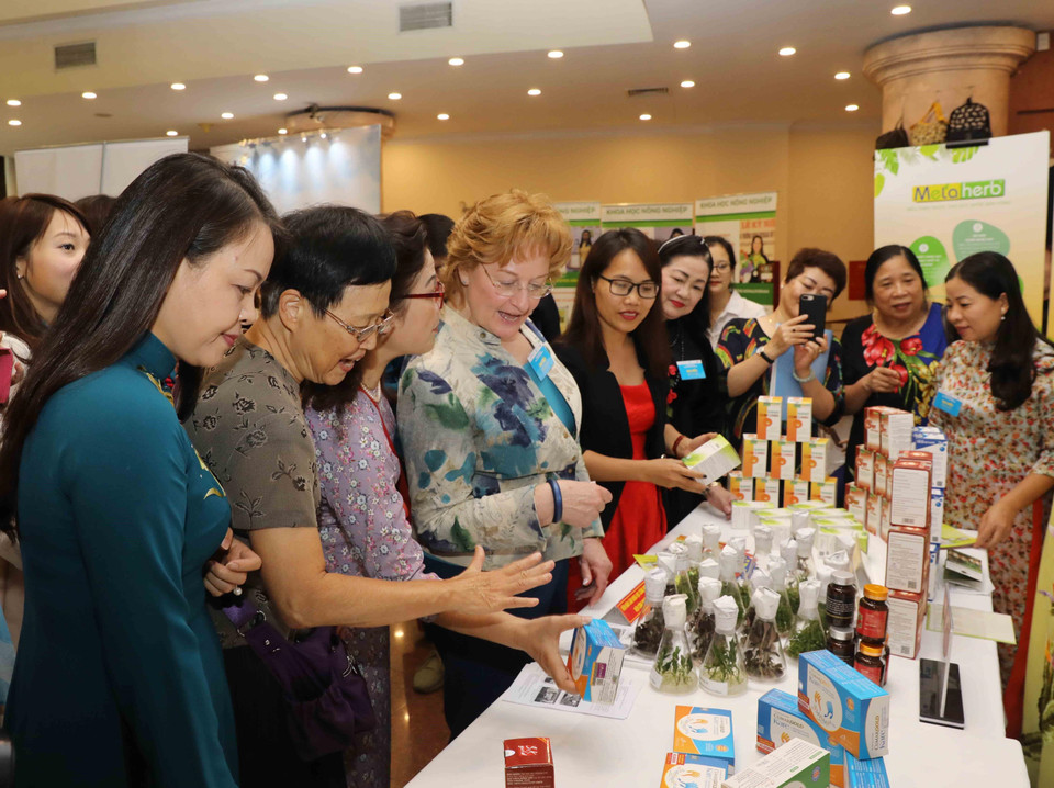 代表们参观“妇女与科学及创新”展会。（图片来源：越通社）