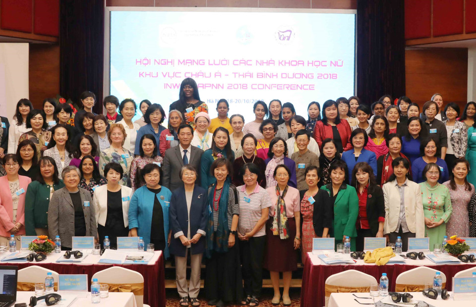 代表们合影。（图片来源：越通社）