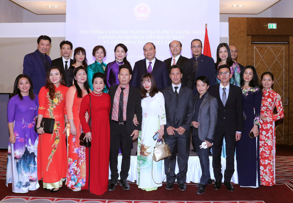 阮春福与越南驻奥地利大使馆干部人员和旅居奥地利和欧洲部分国家越南人代表合影留念。越通社记者 统一 摄