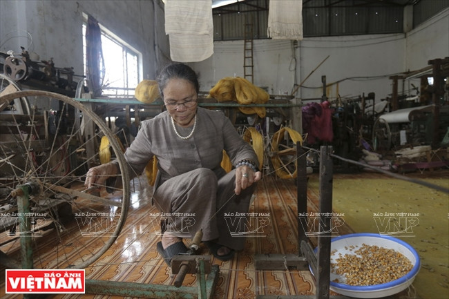 莲丝纤细，纺纱要特别细心。越南画报记者 越强