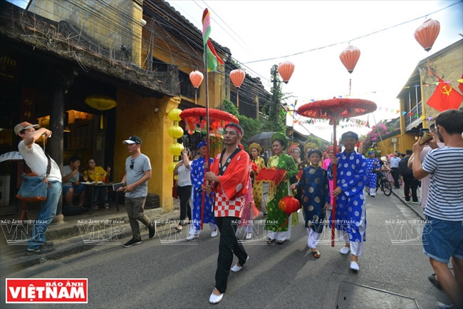 许多游客对街道文艺活动颇感兴趣。本报记者 清和 摄