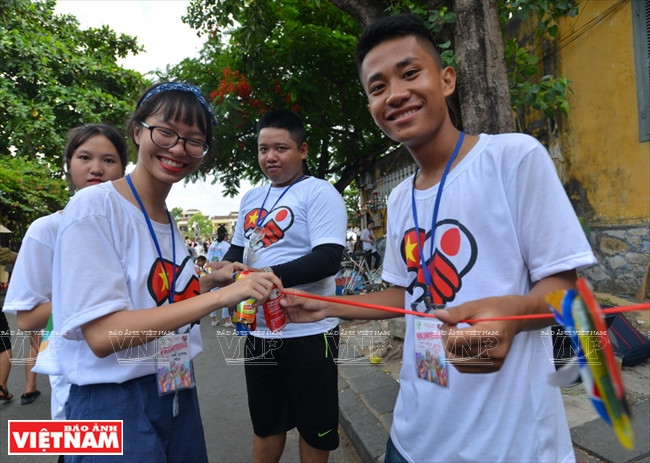 志愿者兴高采烈地为文化交流活动做准备。本报记者 清和 摄