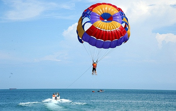 游客对玩水上滑翔伞特别感兴趣。图自越南人民报