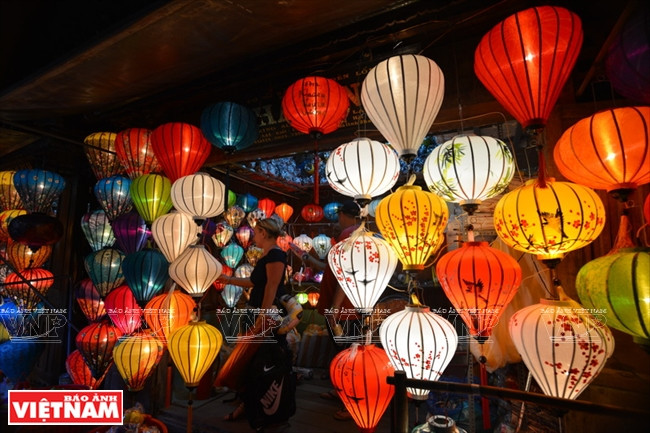 日本樱花灯笼绚丽多彩。本报记者 清和 摄