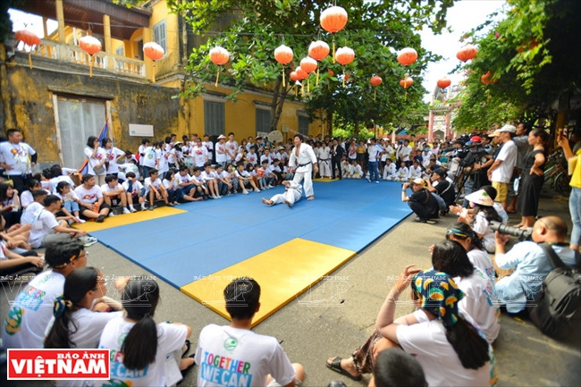 日本柔道冠军运动员西山正四在会安街道表演柔道技巧。本报记者 清和 摄