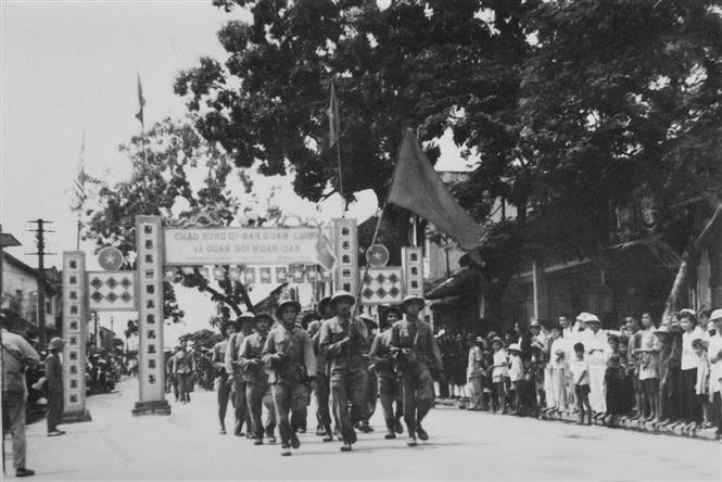 数十万河内市民涌上街头庆祝首都解放。越通社资料图