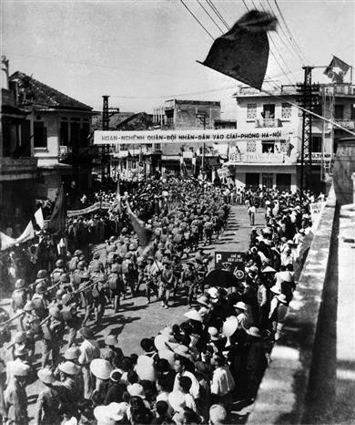 数十万河内市民涌上街头庆祝首都解放。越通社资料图