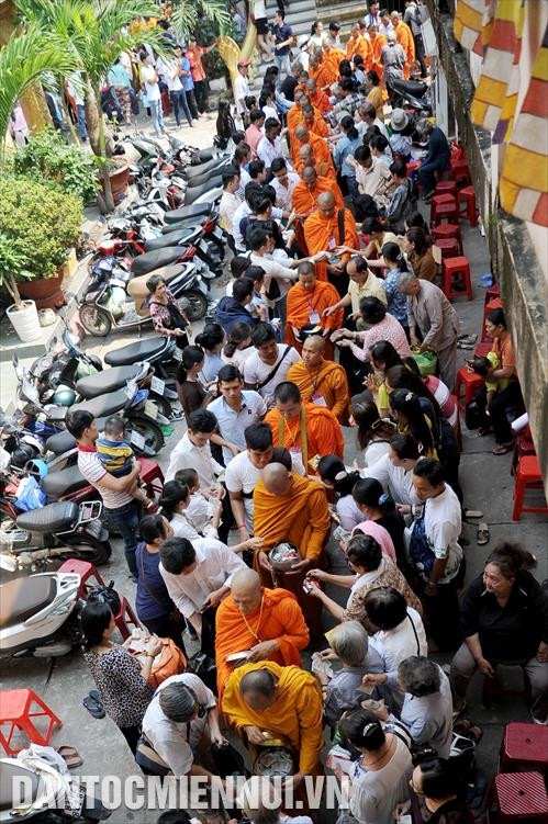越南南部高棉族报孝节的独特。图自民族与山区画报