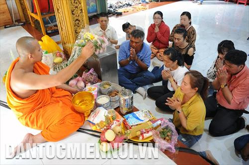 越南南部高棉族报孝节的独特。图自民族与山区画报