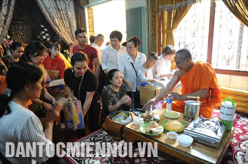 越南南部高棉族报孝节的独特。图自民族与山区画报