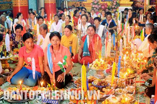 越南南部高棉族报孝节的独特。图自民族与山区画报