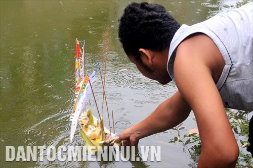越南南部高棉族报孝节的独特。图自民族与山区画报