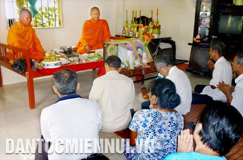 越南南部高棉族报孝节的独特。图自民族与山区画报