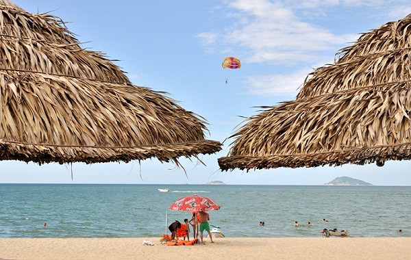 游客对玩水上滑翔伞特别感兴趣。图自越南人民报