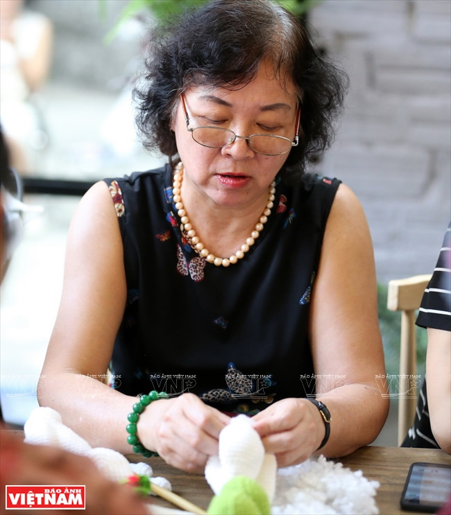 阮氏平大婶对钩针编织的热爱，参加粉丝团可以与年轻人交流。图自越通社