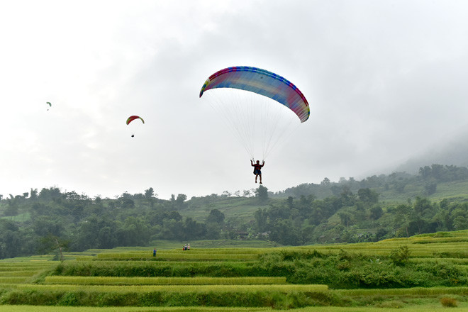 宣光省首次举行滑翔伞表演。图自http://baotuyenquang.com.vn
