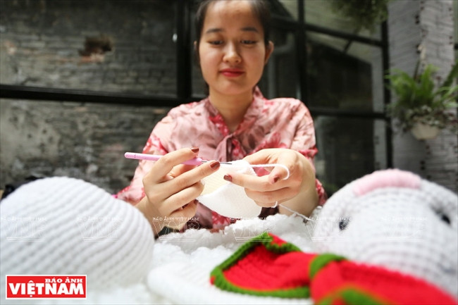 根据玩具的简单或复杂细节，完善毛绒玩具需要2-4小时。图自越通社