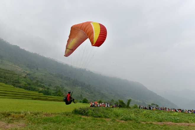 宣光省首次举行滑翔伞表演。图自http://baotuyenquang.com.vn