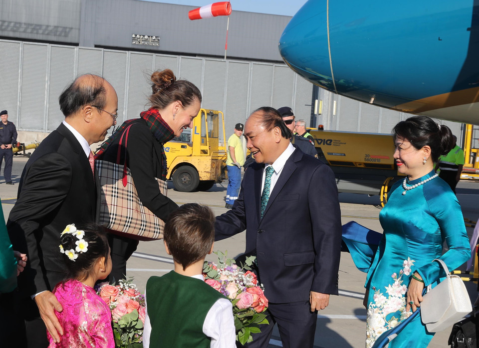 奥地利总理办公厅代表和奥地利驻越南大使馆干部人员和东盟各国驻奥地利大使等到机场迎接阮春福一行。越通社记者 统一 摄