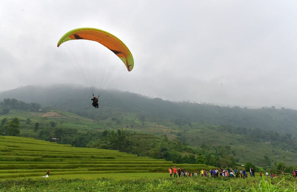宣光省首次举行滑翔伞表演。图自越通社