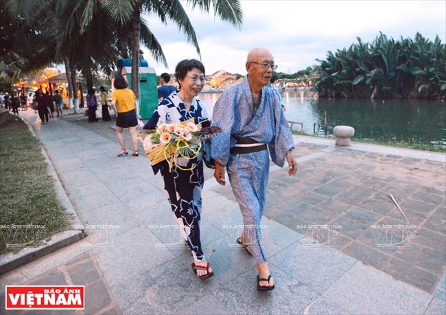 两位日本老人兴高采烈地参加“第16次会安-日本文化交流活动”。本报记者 清和 摄