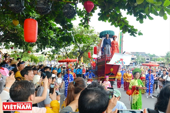 数以千计国内外游客涌来会安观看“第16次会安-日本文化交流活动”。本报记者 清和 摄