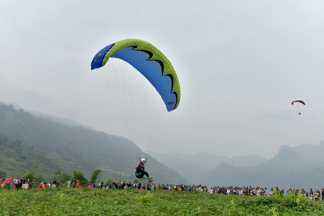 宣光省首次举行滑翔伞表演。图自http://baotuyenquang.com.vn