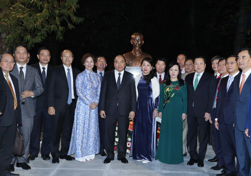 阮春福总理与夫人出席设在越南驻奥地利大使馆的胡志明主席塑像竣工典礼。越通社记者 统一 摄