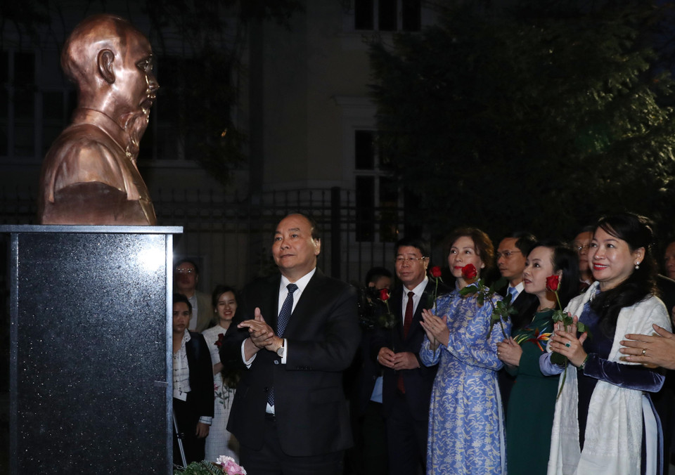 阮春福总理与夫人出席设在越南驻奥地利大使馆的胡志明主席塑像竣工典礼。越通社记者 统一 摄