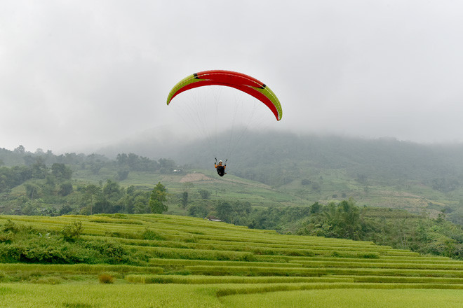 宣光省首次举行滑翔伞表演。图自http://baotuyenquang.com.vn