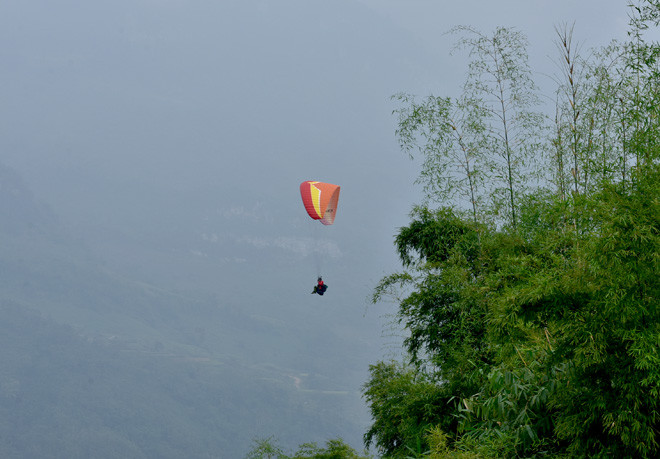 宣光省首次举行滑翔伞表演。图自http://baotuyenquang.com.vn