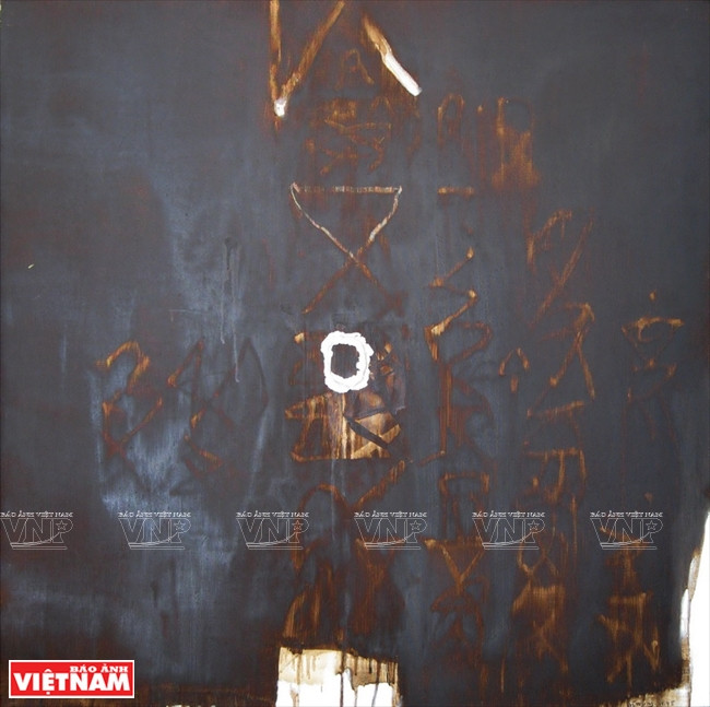 阮忠的《黑与白信息》（粗布油画）。图自越通社