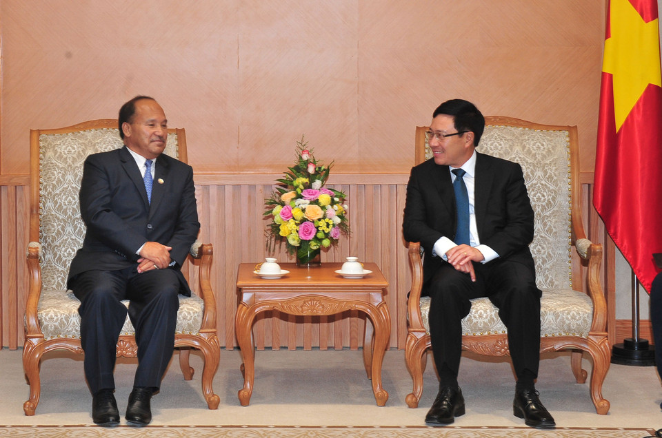 越南副总理兼外长范平明会见尼泊尔商业部部长罗米•塔卡里（图片来源：越通社）
