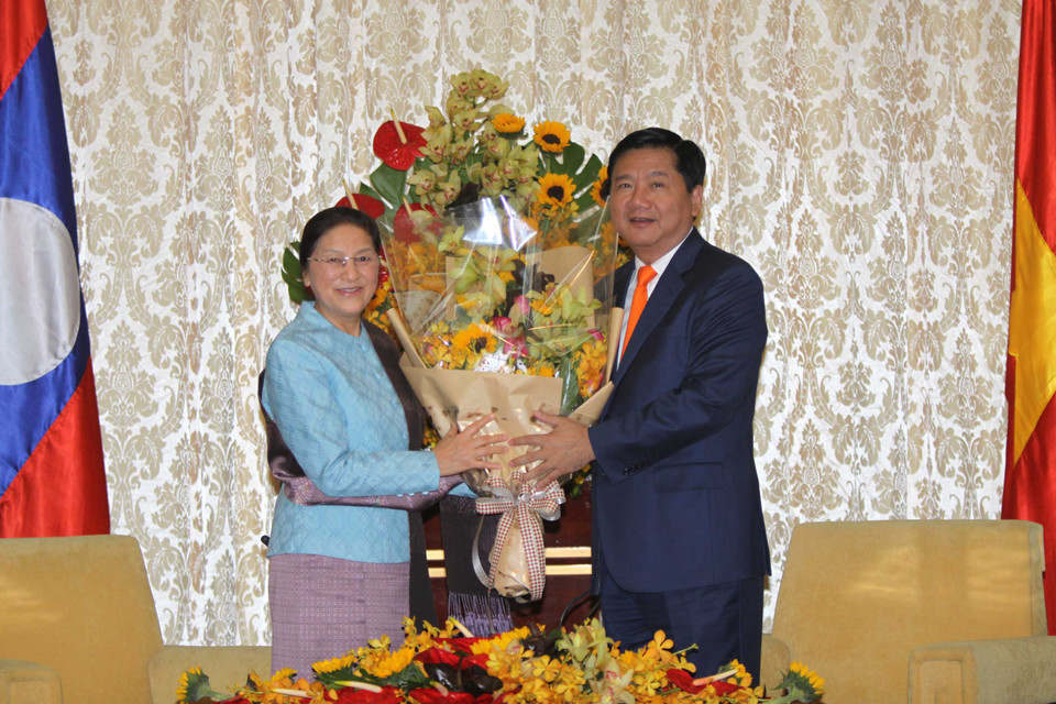 值此妇女节之际，胡志明市市委书记丁罗升向老挝国会主席巴妮•雅陶都赠送鲜花（图片来源：越通社）