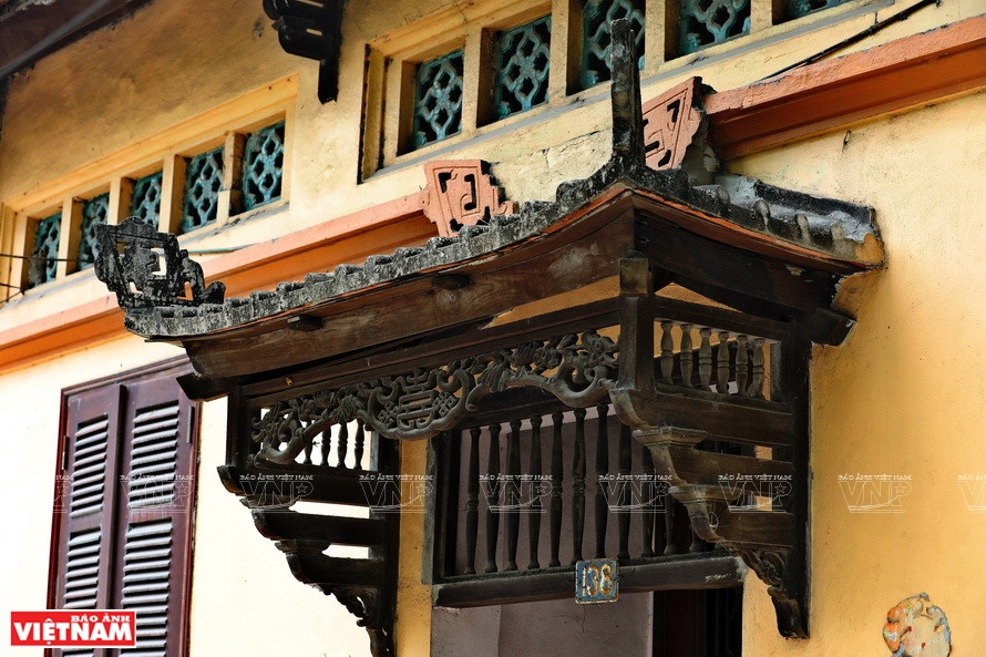 精致细腻、带有法式建筑的雕刻线条与越南村庄风格相结合，展现了昔日工匠们的才华。图自《越南画报》