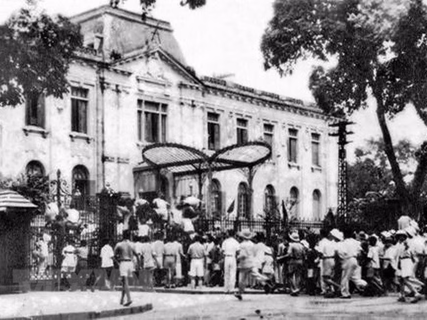1945年8月19日八月革命总起义开始，首个攻击点是北部府。占领北部府之后，军民继续占领神秘情报机构、邮局和士兵营地等。截至目前，政府宾馆门前的屋顶仍保留着76年前的建筑风格。这些建筑让河内平添了一种独特的风韵。图为：资料图片