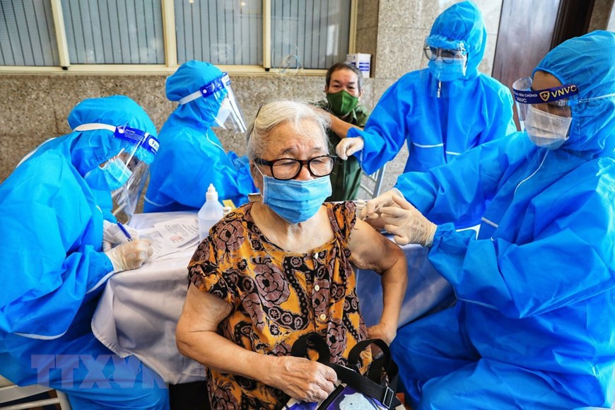 在河内市卫生局的督导下，越-苏友谊劳动文化宫接种点的接种活动快速且专业进行。图自越通社